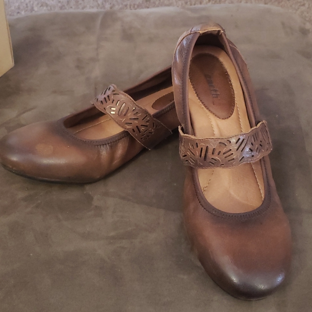 Earth shoe  leather flats